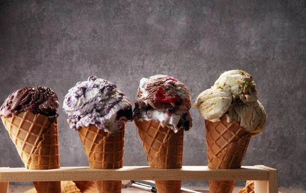 Farklı renk ve lezzetleri dondurma Kepçe kümesi