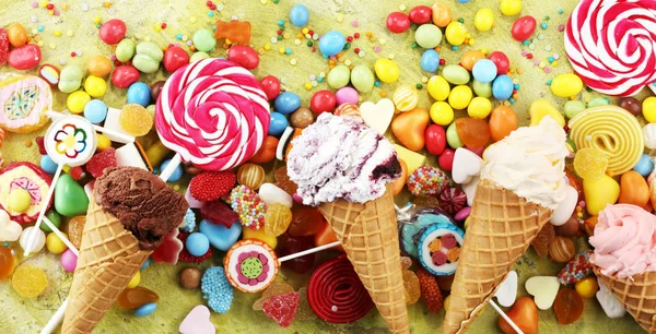 Caramelos con jalea y azúcar. colorida variedad de diferentes niños — Foto de Stock