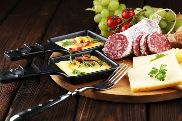 Delicioso queso tradicional suizo derretido raclette en cubitos hervir — Foto de Stock