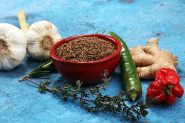 Baharat ve otlar masada. Yemek ve mutfak malzemeleri.