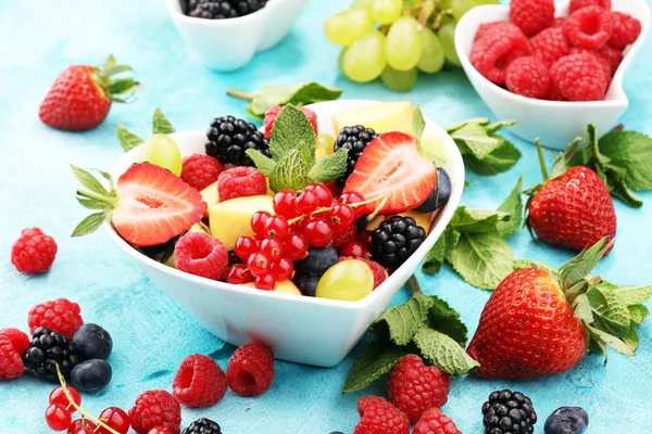 Salat mit frischen Früchten und Beeren. gesunder Frühlingssalat — Stockfoto