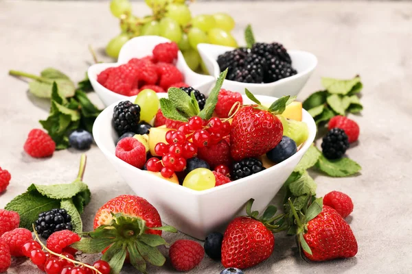 Ensalada con frutas frescas y bayas. ensalada de frutas de primavera saludable — Foto de Stock