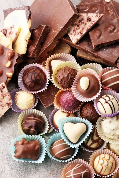Een heleboel verschillende chocolade pralines, Belgische zoetwaren gourm — Stockfoto