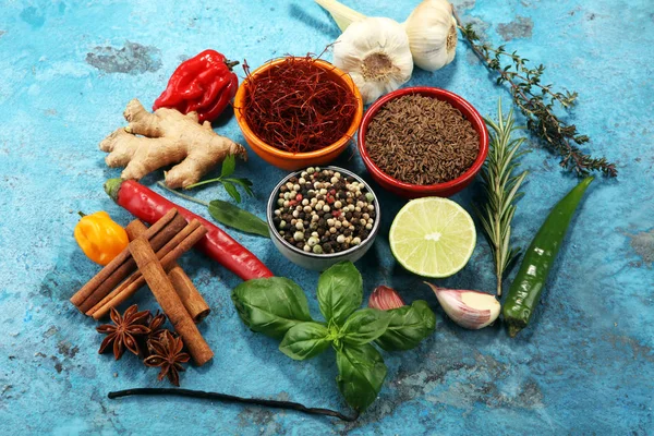 Especias y hierbas en la mesa. Comida e ingredientes de cocina . —  Fotos de Stock