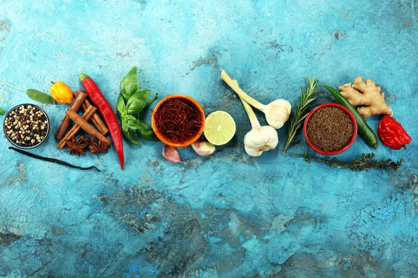 Gewürze und Kräuter auf dem Tisch. Lebensmittel und Zutaten der Küche. — Stockfoto