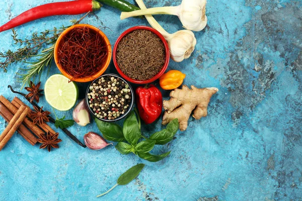 Especiarias e ervas na mesa. Alimentos e ingredientes da cozinha . — Fotografia de Stock