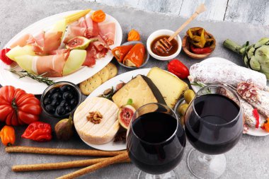 İtalyan antipasti şarap aperatifler küme. Peynir çeşitli, Mediterranean
