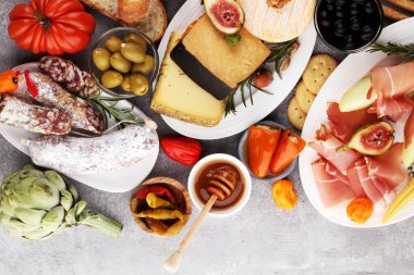 İtalyan antipasti şarap aperatifler küme. Peynir çeşitli, Mediterranean