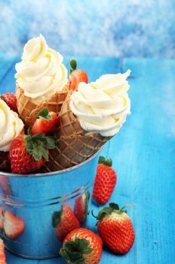 Vanilya yoğurt veya yumuşak kıvamlı dondurma waffle koni dondurulmuş.