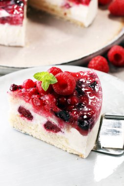 Ahududulu kek ve bir sürü taze ahududu