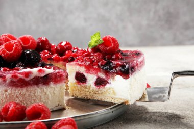 Ahududulu kek ve bir sürü taze ahududu