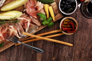 İtalyan antipasti şarap aperatifler küme. Peynir çeşitli, Mediterranean