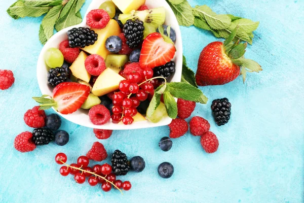 Salad dengan buah-buahan segar dan berry. sehat salad buah musim semi — Stok Foto