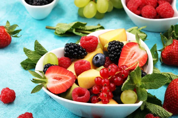 Ensalada con frutas frescas y bayas. ensalada de frutas de primavera saludable — Foto de Stock
