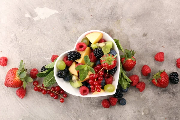 Salade met verse vruchten en bessen. gezonde lente fruitsalade — Stockfoto