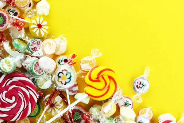 Caramelos con jalea y azúcar. colorida variedad de diferentes niños — Foto de Stock