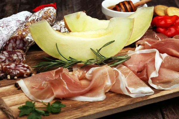 Italienische Antipasti Wein Snacks Set. Käsesorte, mediterran — Stockfoto