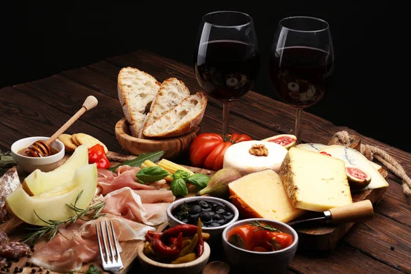 Italienische Antipasti Wein Snacks Set. Käsesorte, mediterran — Stockfoto