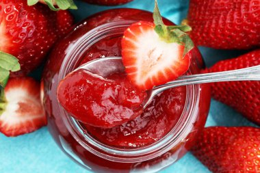 çilek reçeli taze çilek ile. marmelat kaşık ve j