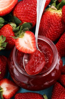 çilek reçeli taze çilek ile. marmelat kaşık ve j