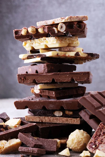 Barrette di cioccolato sul tavolo con torre di cioccolato . — Foto Stock