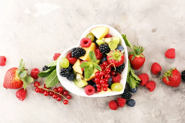 Ensalada con frutas frescas y bayas. ensalada de frutas de primavera saludable — Foto de Stock