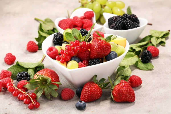 Salada com frutas frescas e bagas. salada de frutas saudáveis primavera — Fotografia de Stock