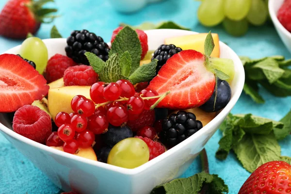 Salada com frutas frescas e bagas. salada de frutas saudáveis primavera — Fotografia de Stock