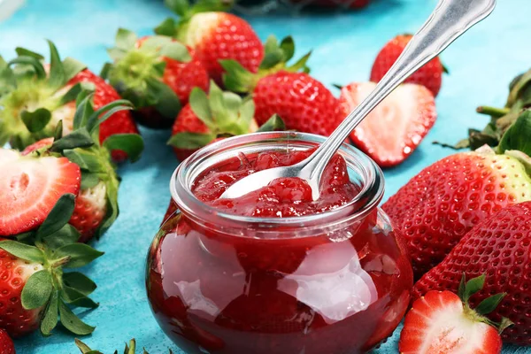 Erdbeermarmelade mit frischen Erdbeeren. Marmelade auf Löffel und j — Stockfoto
