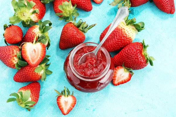 Erdbeermarmelade mit frischen Erdbeeren. Marmelade auf Löffel und j — Stockfoto