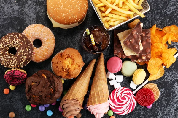 Niezdrowe produkty. jedzenie złe dla figury, skóry, serca i zębów. — Zdjęcie stockowe