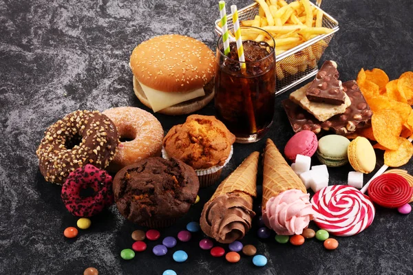 Ohälsosamma produkter. mat dålig för figur, hud, hjärta och tänder. — Stockfoto