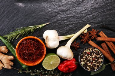 Baharat ve otlar masada. Yemek ve mutfak malzemeleri.