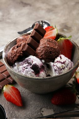 Çikolata kahve dondurma topu bir kase ve çilek ve van