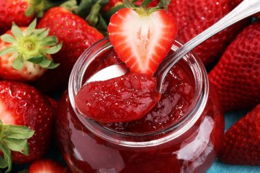 çilek reçeli taze çilek ile. marmelat kaşık ve j