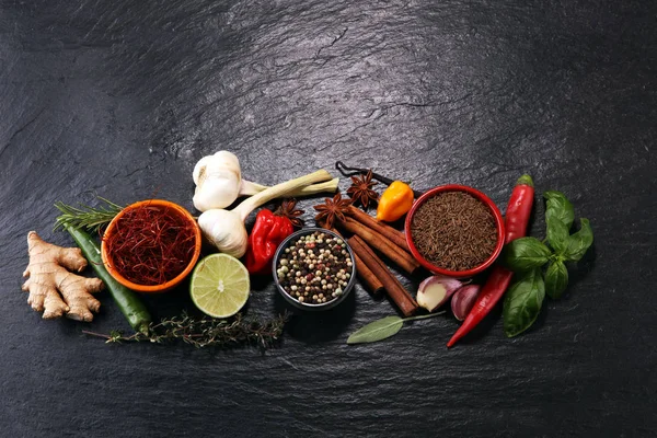 Especias y hierbas en la mesa. Comida e ingredientes de cocina . — Foto de Stock