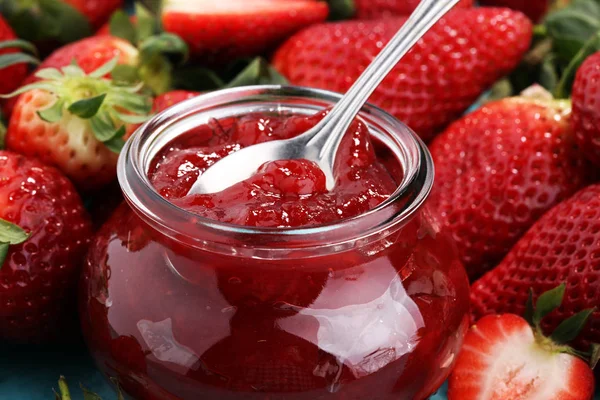 ताज्या स्ट्रॉबेरीसह स्ट्रॉबेरी जॅम. चमचा आणि जे वर मार्मालेड — स्टॉक फोटो, इमेज