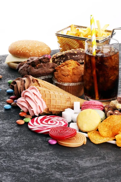 Productos poco saludables. comida mala para la figura, piel, corazón y dientes. —  Fotos de Stock