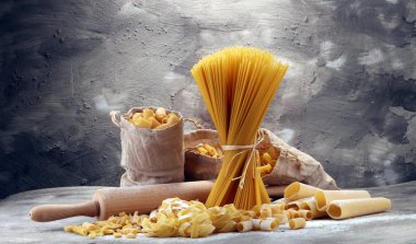 Makarna rustik gri arka plan üzerine çeşitli karışımı. Diyet ve gıda co