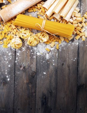 Makarna rustik gri arka plan üzerine çeşitli karışımı. Diyet ve gıda co