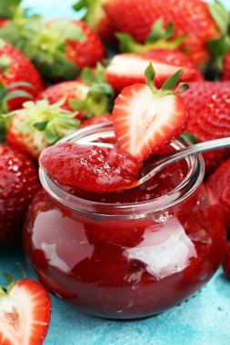 çilek reçeli taze çilek ile. marmelat kaşık ve j