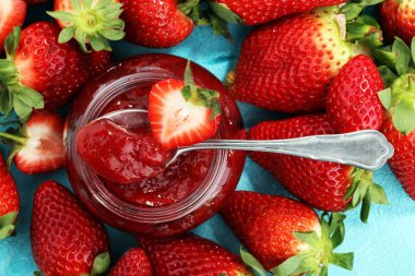 çilek reçeli taze çilek ile. marmelat kaşık ve j