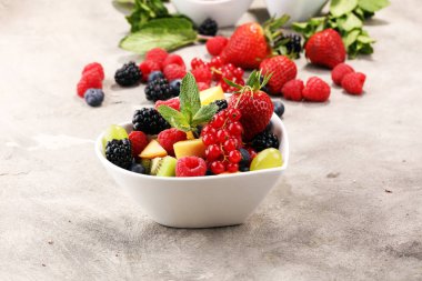 taze meyve ve çilek salatası. sağlıklı bahar meyve salatası 