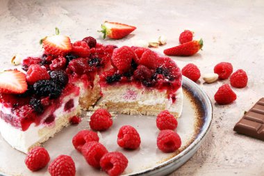 Ahududulu kek ve bir sürü taze ahududu