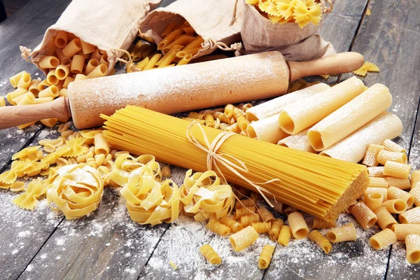 Diverse mix van pasta op grijze rustieke achtergrond. Voeding en voedsel co — Stockfoto