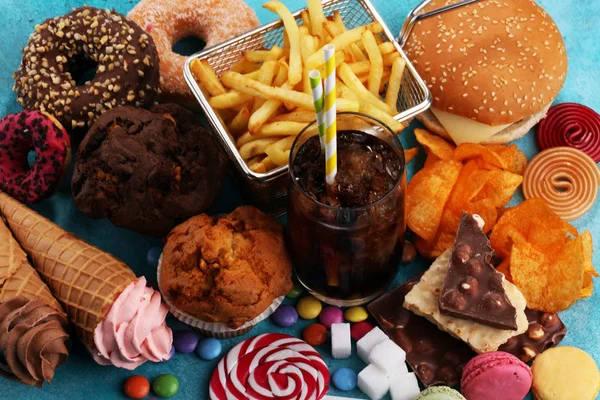 Здорові продукти. їжа погана для фігури, шкіри, серця та зубів . — стокове фото