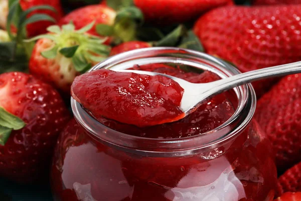 Marmellata di fragole con fragole fresche. marmellata su cucchiaio e j — Foto Stock