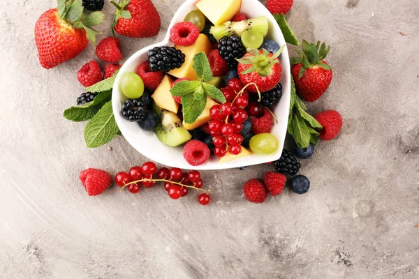 Ensalada con frutas frescas y bayas. ensalada de frutas de primavera saludable — Foto de Stock