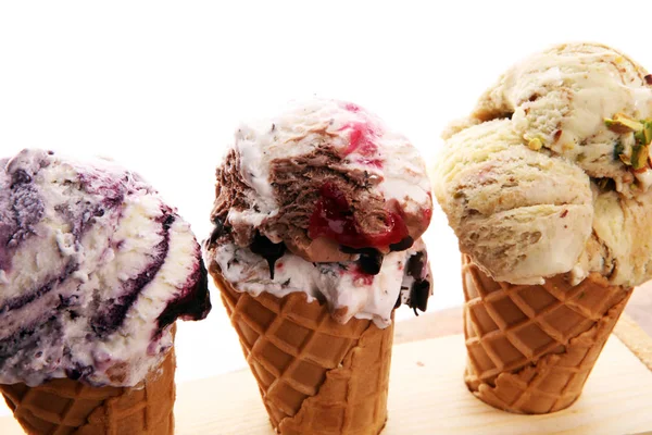 さまざまな色や味のアイス クリーム スクープのセット — ストック写真