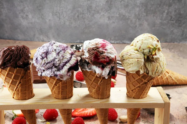 Készlet-ból fagylalt gombóc a különböző színek és ízek — Stock Fotó